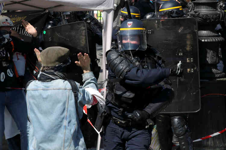 Un policier face à un manifestant, à Paris, le 20 avril.