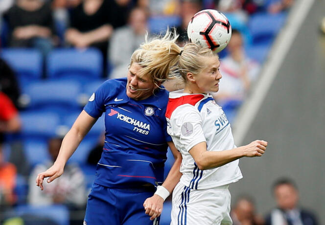 La joueuse de Chelsea Millie Bright face à Ada Hegerberg de l’Olympique lyonnais, lors du match aller, le 21 avril.