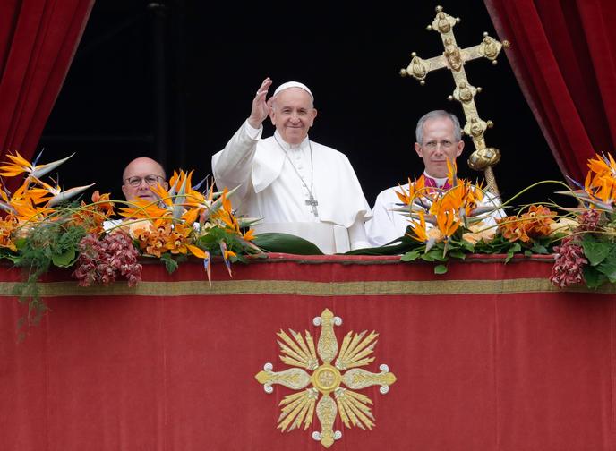 Papa Francesco si rivolge alla folla dopo la tradizionale benedizione pasquale "urbi et orbi" (alla città e al mondo), domenica 21 di aprile in Vaticano.
