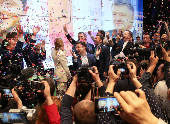 Volodymyr Zelensky et son équipe célèbrent leur victoire à l’annonce du résultat de l’élection présidentielle, à Kiev, le 21 avril.