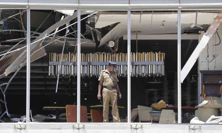 Quatre hôtels– le Cinnamon Grand, le Shangri-La, le Kingsbury à Colombo  et un hôtel de Dehiwala – ont été en partie détruits. Ici, un officier de police constate les dégâts causés par l’explosion dans le restaurant de l’hôtel Shangri-La.