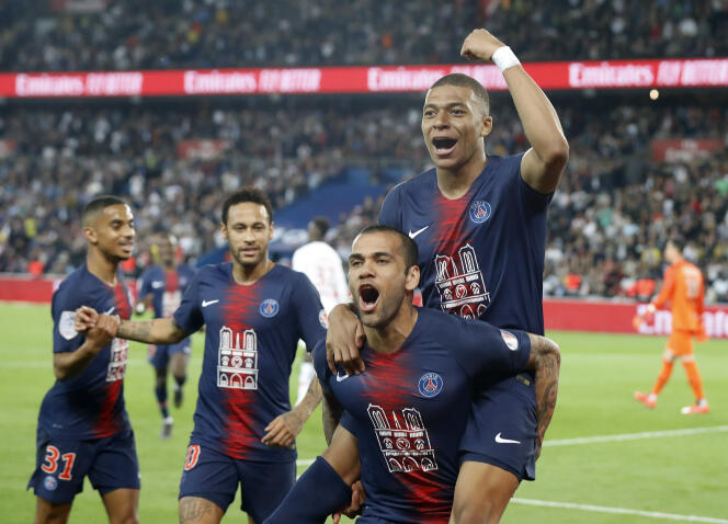 Kylian Mbappé célèbre son but sur les épaules de Dani Alves lors du match entre le Paris-Saint-Germain et Monaco au Parc des Princes à Paris le 21 avril.