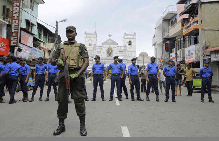 Le président sri-lankais Maithripala Sirisena a ordonné le déploiement de l’armée dans les points sensibles de la capitale et la mise en place d’une unité spéciale de la police et l’armée pour enquêter sur les attentats.