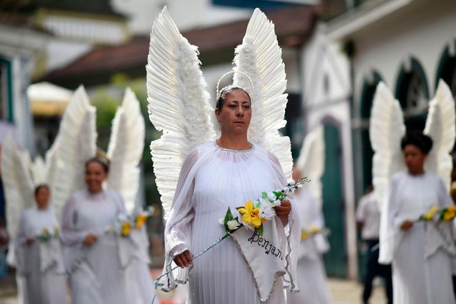 Procissão católica representando a ressurreição de Cristo por ocasião da Páscoa, em Ouro Preto (Brasil), 21 de abril de 2019.