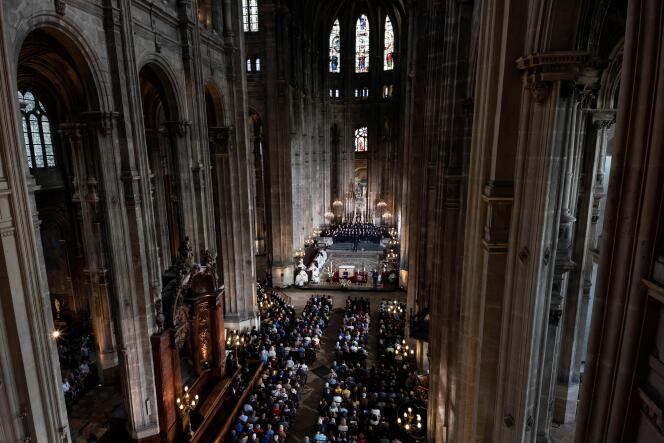Pour cette messe de Pâques exceptionnelle, près de 2 000 personnes ont fait la queue pour venir écouter l’homélie de l’archevêque de Paris, Mgr Michel Aupetit.