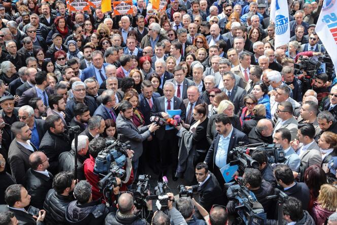 Les partisans du Parti républicain du peuple (CHP) venus soutenir, le 22 avril, leur leader, Kemal Kilicdaroglu, aggressé par une foule hostile la veille à Ankara.