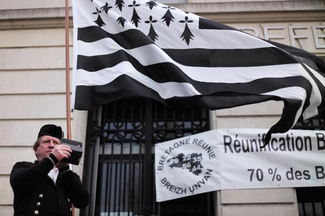 Un manifestant tient un drapeau breton lors d’un rassemblement pour le rattachement du département de la Loire-Atlantique à la région Bretagne, le 12 mars 2016, à Nantes.