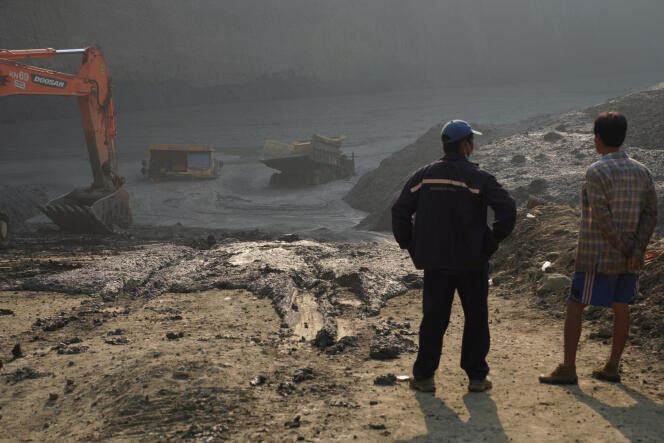 Le glissement de terrain a créé un immense « lac de boue » dans lequel de nombreux mineurs ont été engloutis dans leur sommeil, ainsi qu’une quarantaine de véhicules.