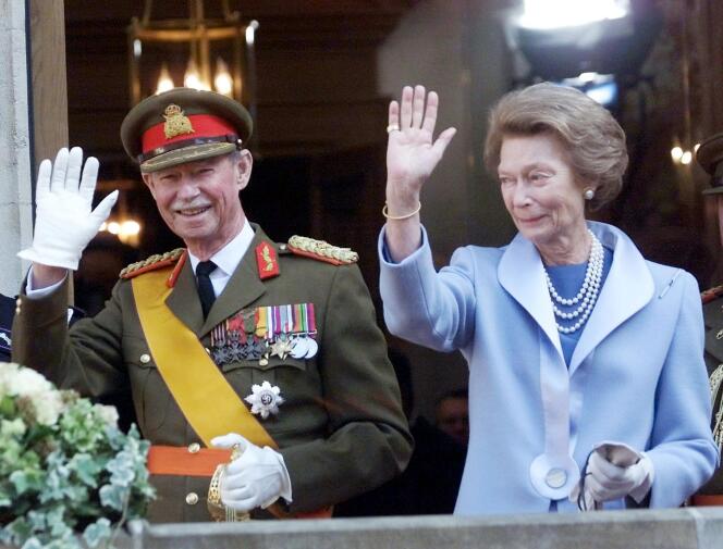 Le grand-duc Jean de Luxembourg salue la foule, aux côtés de sa femme, la grande-duchesse Joséphine-Charlotte, le 7 octobre 2000, à Luxembourg, après leur abdication en faveur de leur fils aîné, le prince Henri.