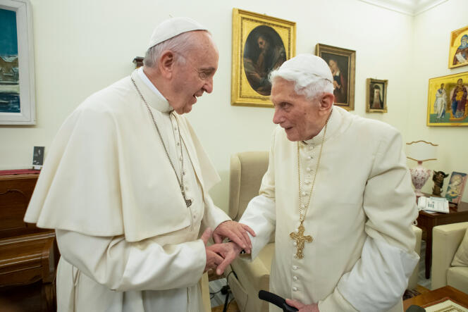 Rencontre du pape François et de son prédécesseur Benoît XVI, en décembre 2018, au Vatican.