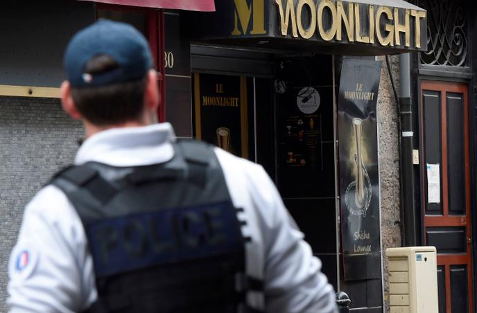 Un policier devant le bar à chicha où un jeune homme de 23 ans a été tué dans la nuit du 22 au 23 avril à Nantes.
