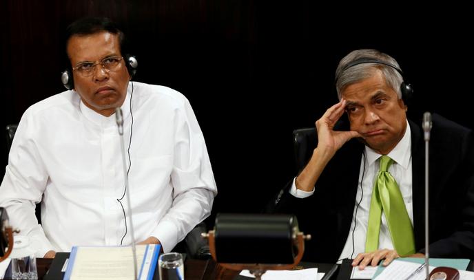 Le président du Sri Lanka, Maithripala Sirisena (à gauche), et le premier ministre, Ranil Wickremesinghe, lors d’une session parlementaire en octobre 2017.