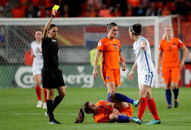 L’arbitre Stéphanie Frappart tend un carton jaune lors de la rencontre entre les Pays-Bas et l’Angleterre le 3 août 2017.