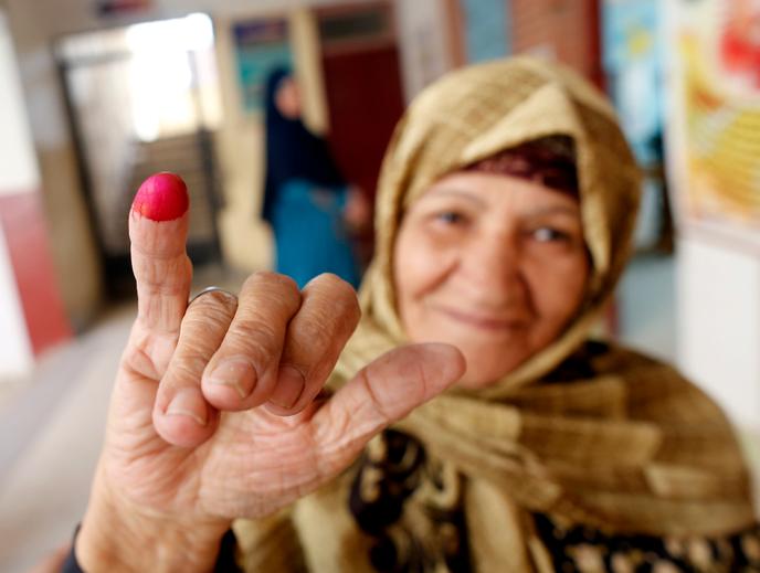 Une femme égyptienne montre son doigt encré, signe qu’elle a voté, le 21 avril au Caire.