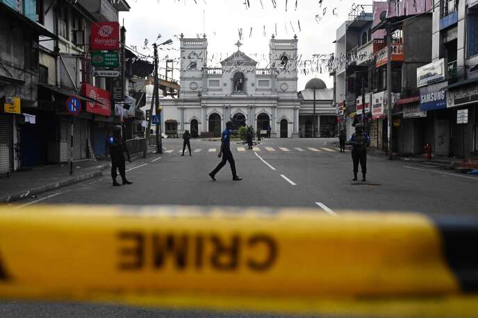 Le personnel de sécurité monte la garde devant le sanctuaire Saint-Antoine de Colombo le 23 avril 2019, deux jours après une série d’attentats à la bombe visant des églises et des hôtels de luxe au Sri Lanka. Le 23 avril, le Sri Lanka a entamé une journée de deuil national avec trois minutes de silence en l’honneur de plus de 300 personnes tuées dans des attentats-suicides à la bombe perpétrés par un groupe islamiste local. / AFP / Jewel SAMAD