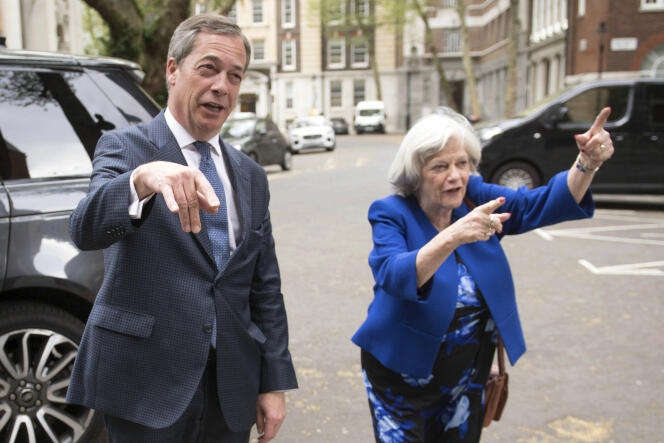 Nigel Farage et l’ancienne ministre conservateur Ann Widdecombe, à Londres le 24 avril.