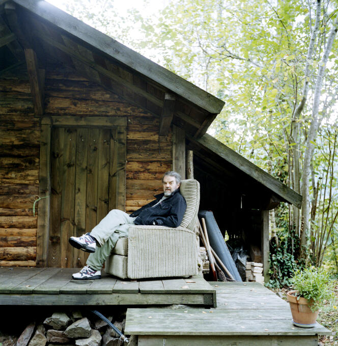 L’écrivain Pierre Pelot, chez lui, à Saint-Maurice-sur-Moselle (Vosges), en 2010.