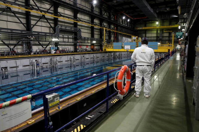 Un ouvrier surveille le combustible nucléaire irradié dans une piscine de stockage du site Orano (ex-Areva) de La Hague (Manche), le 4 avril.