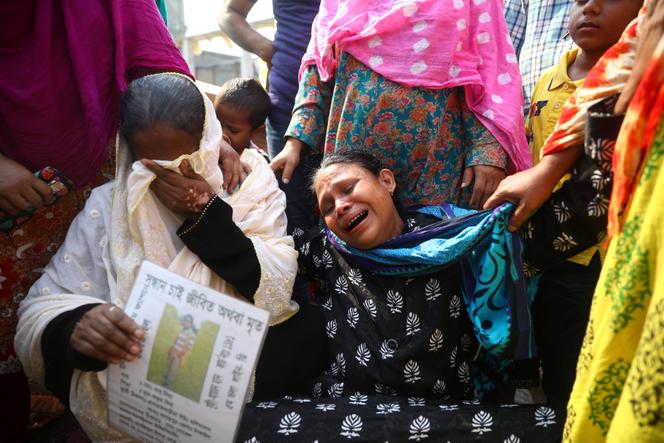 Parents de victimes de la catastrophe du Rana Plaza, lors d’une cérémonie souvenir organisée en 2019, au Bangladesh.