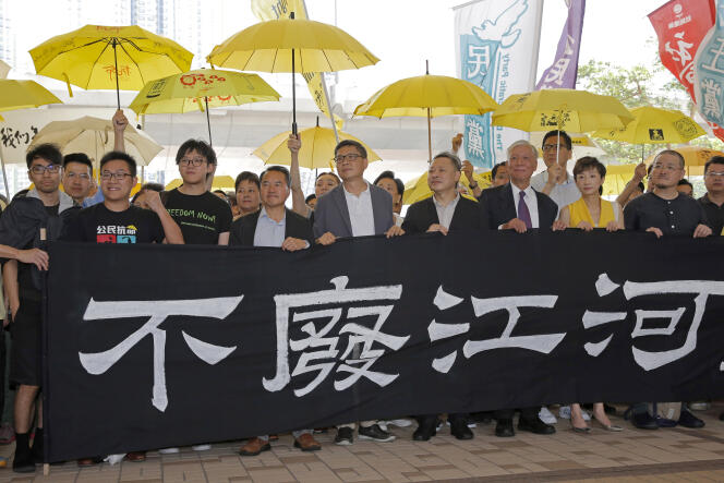 Des activistes manifestent leur soutien aux chefs du mouvement prodémocratique hongkongais condamnés pour leur rôle dans la « révolte des parapluies » en 2014. Au premier rang, les leaders : Eason Chung, Raphael Wong, Tommy Cheung, Lee Wing-tat, Chan Kin-man, Benny Tai, Chu Yiu-ming, Tanya Chan and Shiu Ka-chun.