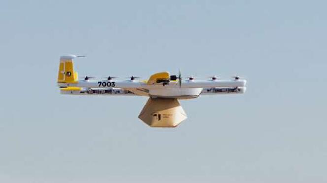 Le drone utilisé par Wing Aviation est un hybride, entre multicoptère et aile volante.