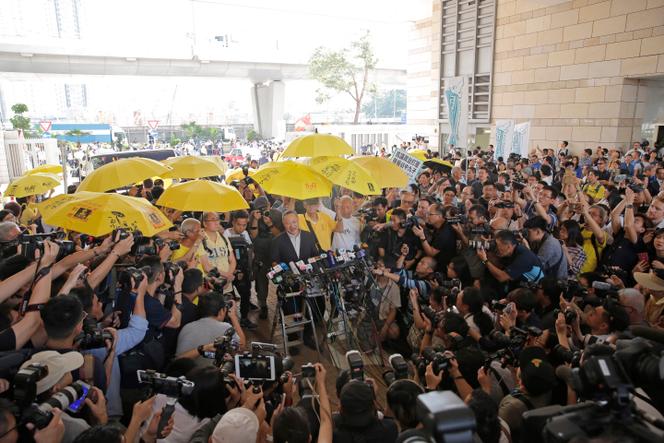O líder do movimento pró-democracia “Occupy Central”, Benny Tai (centro), antes de entrar num tribunal em Hong Kong, 24 de abril de 2019.
