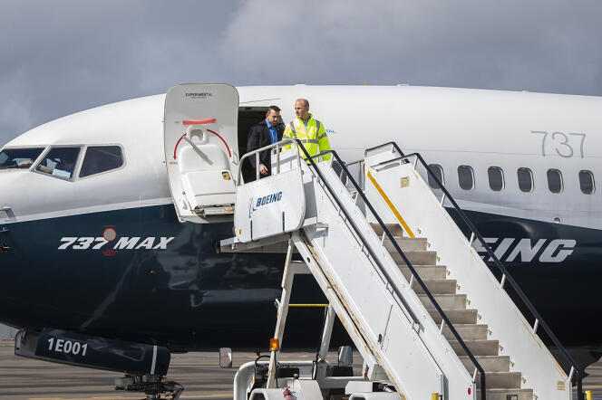 Le patron de Boeing, Dennis Muilenburg (au premier plan), sort d’un 737 MAX, à Seattle (nord-ouest des Etats-Unis), le 3 avril.
