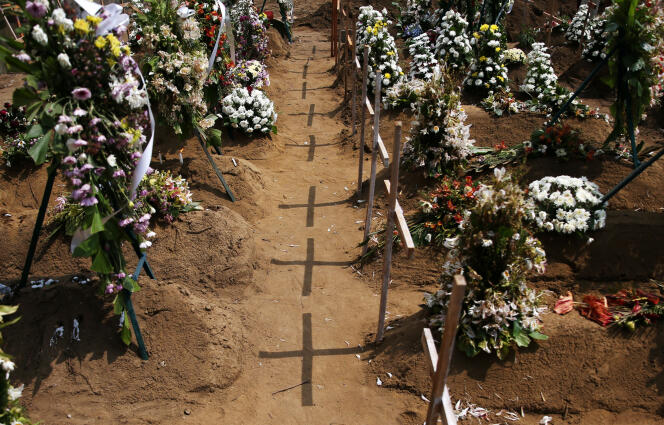 Lieu de sépulture des victimes d’attaques suicides contre des églises et des hôtels de luxe à Negombo (Sri Lanka), le 25 avril 2019.