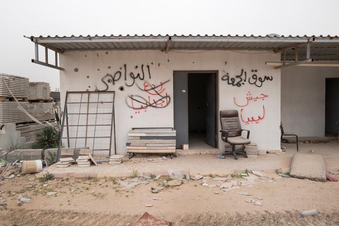 Dans le village Aïn Zara, près de Tripoli, les murs témoignent de qui détient le territoire : le rouge pour Haftar, le noir pour Sarraj.