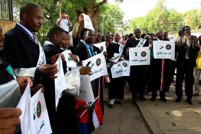 Des juges soudanais participent à la « marche du million » à Khartoum, le 25 avril.