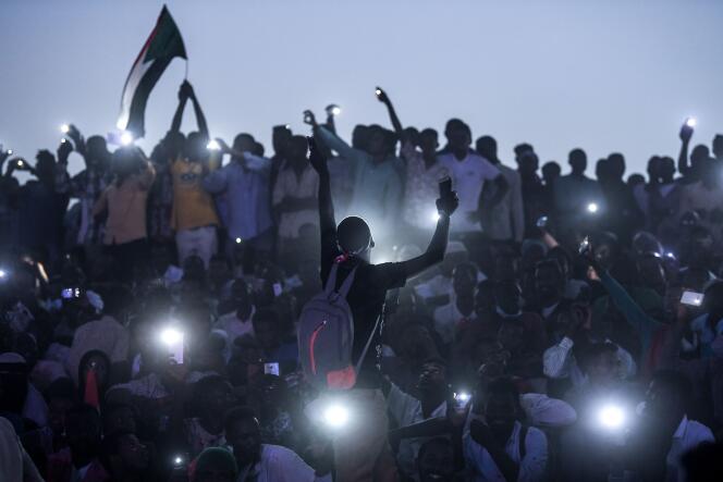 Des dizaines de milliers de manifestants réclament la mise en place d’un pouvoir civil lors de la « marche du million » à Khartoum, le 25 avril.