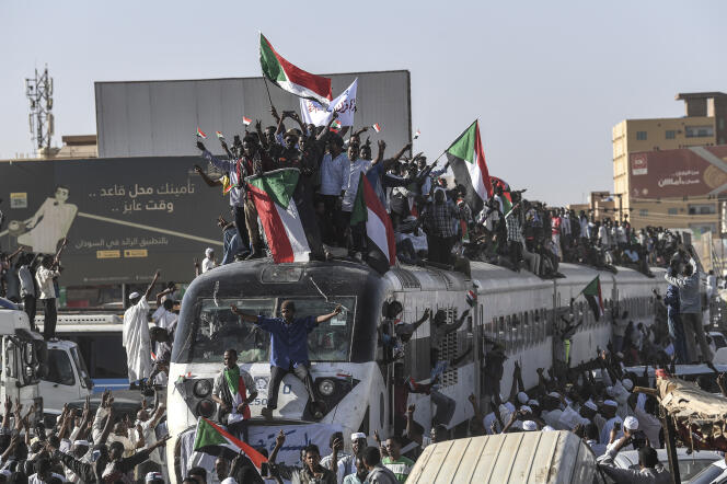 Des Soudanais affluent à Khartoum pour manifester par le train d’Atbara, ville située à 300 km au nord-est de la capitale soudanaise, le 23 avril 2019.