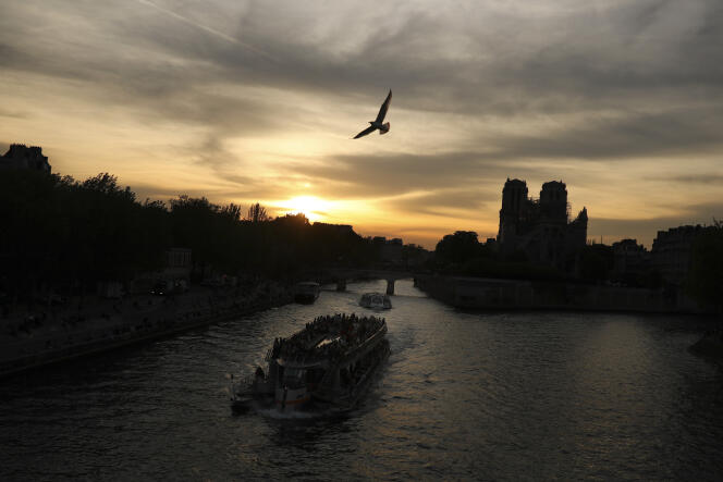 Le groupe de BTP Vinci a reconnu avoir déversé des eaux chargées de résidus de béton sur les berges de la Seine, photographiée ici le 21 avril.