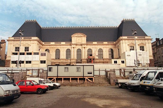 3 Febbraio 1999: cinque anni dopo l'incendio del palazzo, i Rennais riprendono gradualmente la sagoma familiare dell'edificio, che la Corte d'appello ha ripristinato nel corso dell'anno.