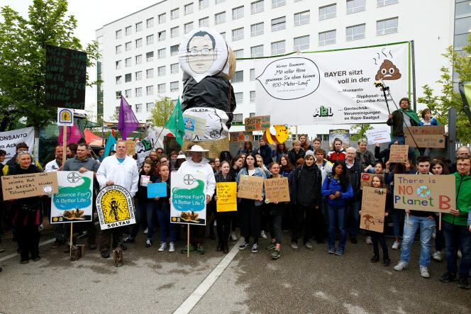 L’assemblée générale de Bayer s’est tenue alors que des centaines de militants écologistes protestaient à Bonn, le 26 avril.