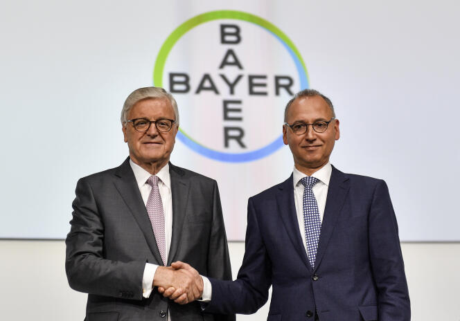 Werner Baumann, le patron de Bayer (à droite) avec le président du conseil de surveillance, Werner Wenning, lors de l’assemblée générale des actionnaires du groupe, à Bonn, le 26 avril.