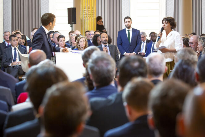 Emmanuel Macron écoute la première question, posée par Elizabeth Pineau, la présidente de l’Association de la presse présidentielle, le 25 avril.