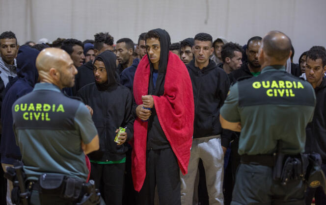 Des migrants venant d’Afrique du Nord tout juste secourus par des sauveteurs espagnols dans le détroit de Gibraltar attendent dans un gymnase, à Barbate, dans le sud de l’Espagne, le 28 juin 2018.