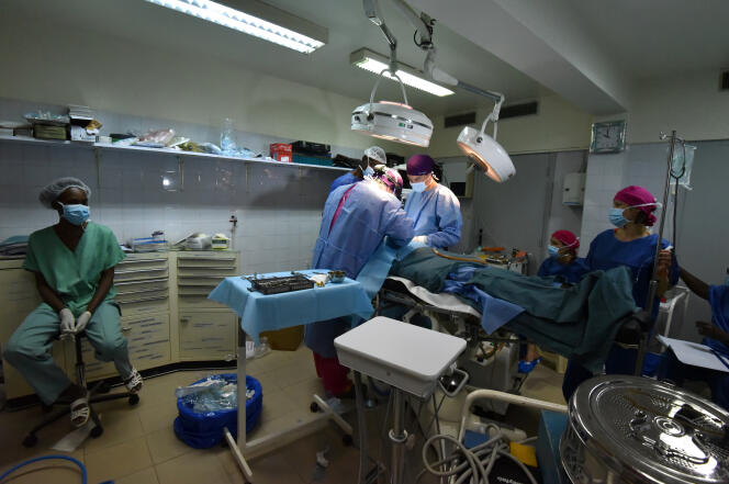 Intervention chirurgicale dans une clinique privée d’Abidjan, en octobre 2017.