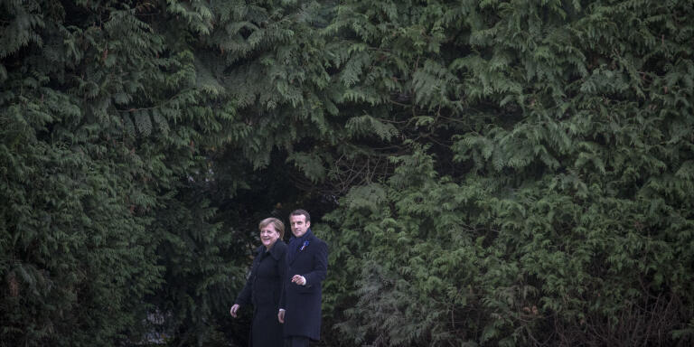 Emmanuel Macron, président de la République et Angela Merkel, chancelière de la République fédérale d’Allemagne particpent à une cérémonie à l'occasion du centenaire de l'Armistice du 11 novembre 1918 à la Clairière de l’Armistice à Compiègne, samedi 10 novembre 2018 