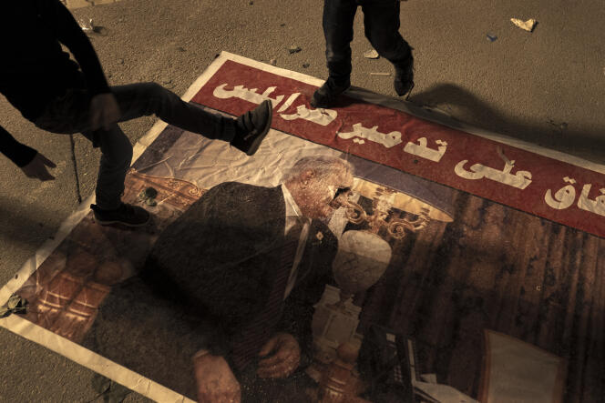 Lors d’une manifestation anti-Haftar, sur la place des Martyrs, à Tripoli, le 26 avril.