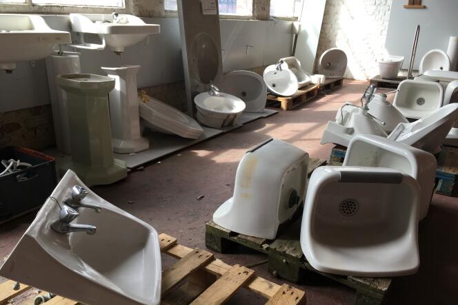 Récupérés dans des villas ou des immeubles de bureaux avant leur démolition, ces lavabos sont prêts au réemploi.