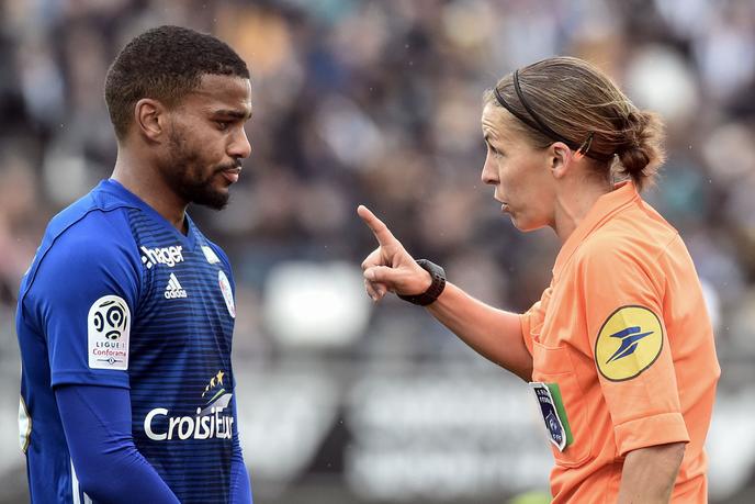 Stéphanie Frappart , ici face au joueur strasbourgeois Samuel Grandsir, est devenue la première femme à arbitrer un match de Ligue 1 lors d’Amiens-Strasbourg, dimanche 28 avril.