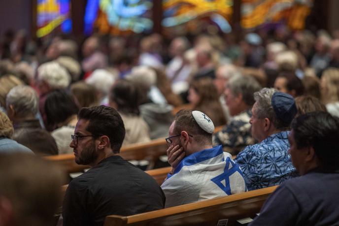 Une veillée d’hommage a eu lieu dans une église presbytérienne toute proche de la synagogue visée samedi 27 avril.