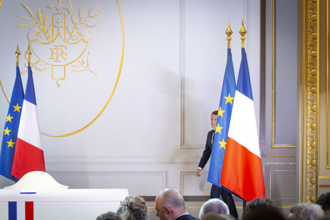 Emmanuel Macron à son arrivée pour une conférence de presse à l’Elysée, le 25 avril.