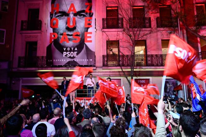 Pedro Sanchez devant le siège du Parti socialiste ouvrier espagnol, à Madrid, au soir des élections législatives, le 28 avril.