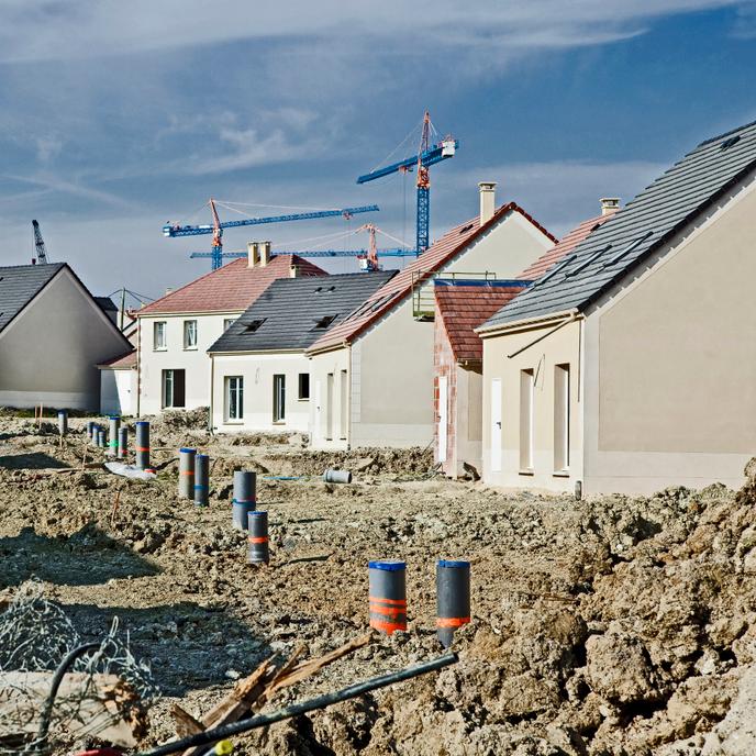 « Les extensions pavillonnaires ont envahi le territoire à coups de lotissements, tandis que des zones d’activités et de vastes étendues commerciales ont encore distendu l’espace. » (Photo : zone pavillonnaire en construction en France.)
