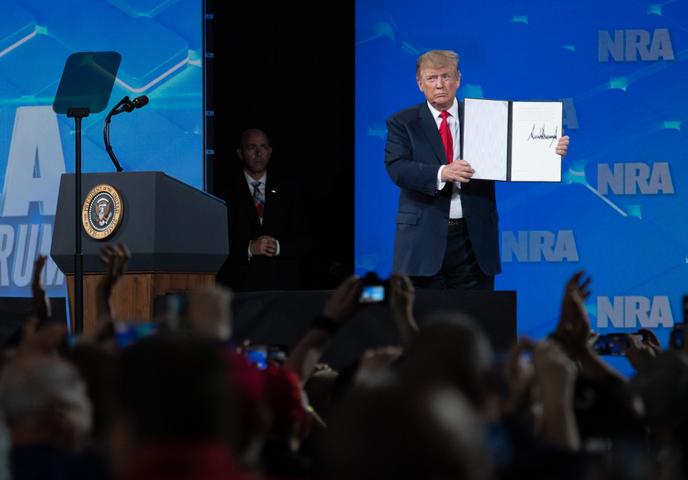 Le président américain Donald Trump a annoncé, vendredi 26 avril à Indianapolis (Indiana), devant le congrès de la NRA, le retrait des Etats-Unis du traité sur le commerce des armes adopté par l’ONU en 2013.
