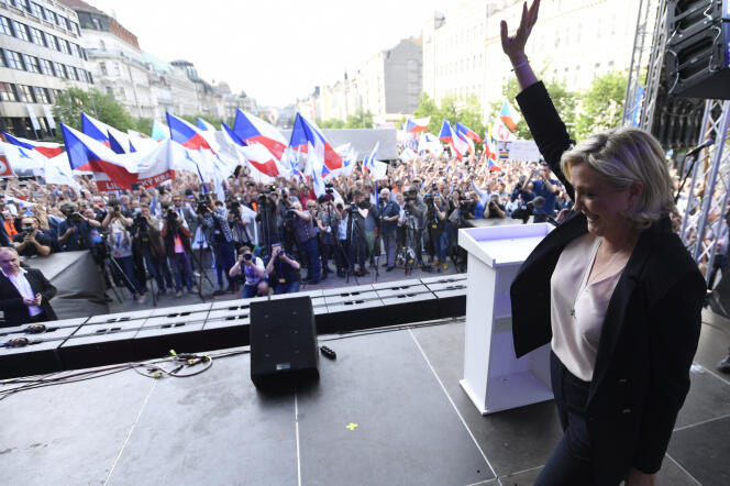 Marine Le Pen lors d’un rassemblement organisé par le parti d’extrême droite tchèque SPD, à Prague, le 25 avril.