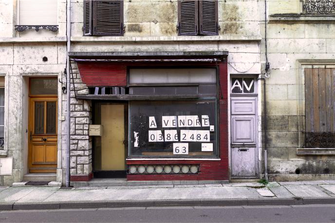 « Existe-t-il une voie pour repenser et valoriser les cœurs de villes ? » (Photo : à Clamecy, dans la Nièvre, boutique à vendre en centre-ville.)